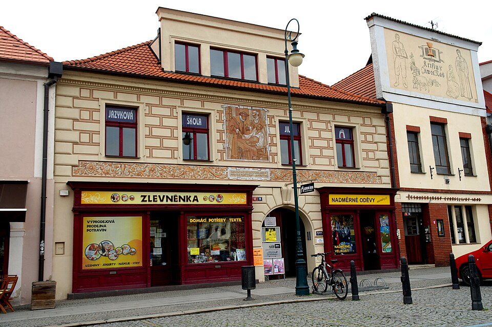 Fasáda salonu na Husovo náměstí